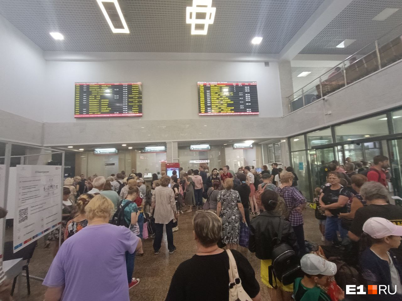 На железнодорожном вокзале Екатеринбурга выстроились длинные очереди