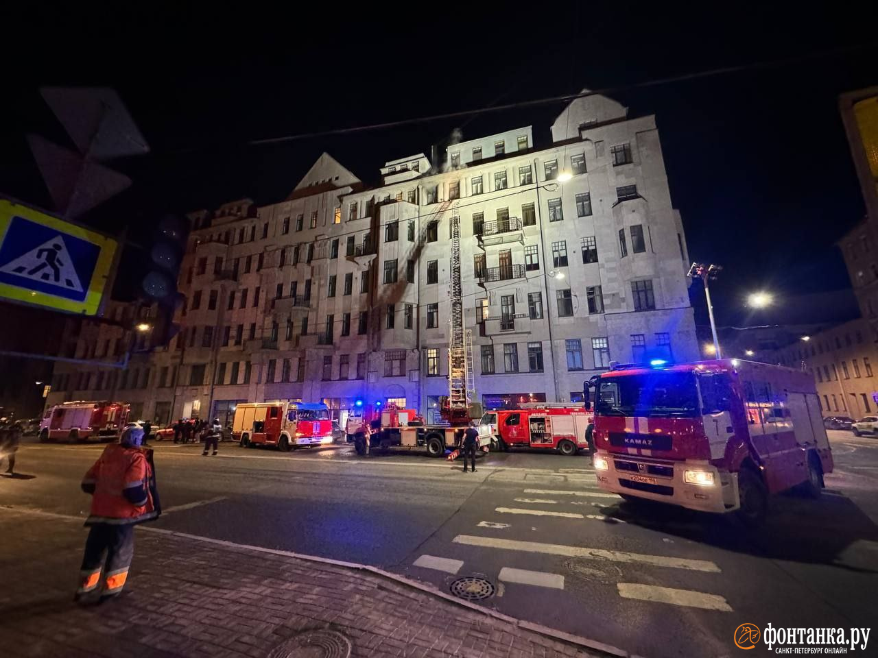 Из-за пожара на Некрасова эвакуировали 4 человек. Загорелась квартира на последнем этаже
