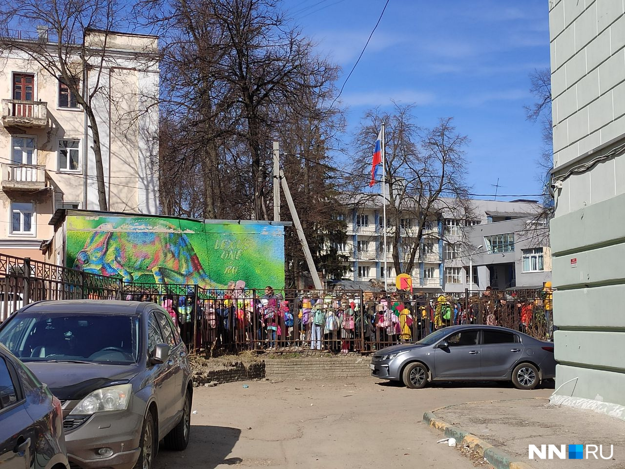 Школу в центре Нижнего Новгорода срочно эвакуировали из-за подозрительной сумки