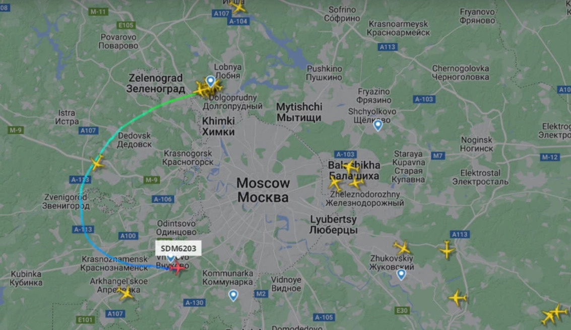 Из-за атаки БПЛА три самолёта из Москвы ушли в Пулково. Очевидцы рассказывают, что от взрыва стало жарко в квартирах