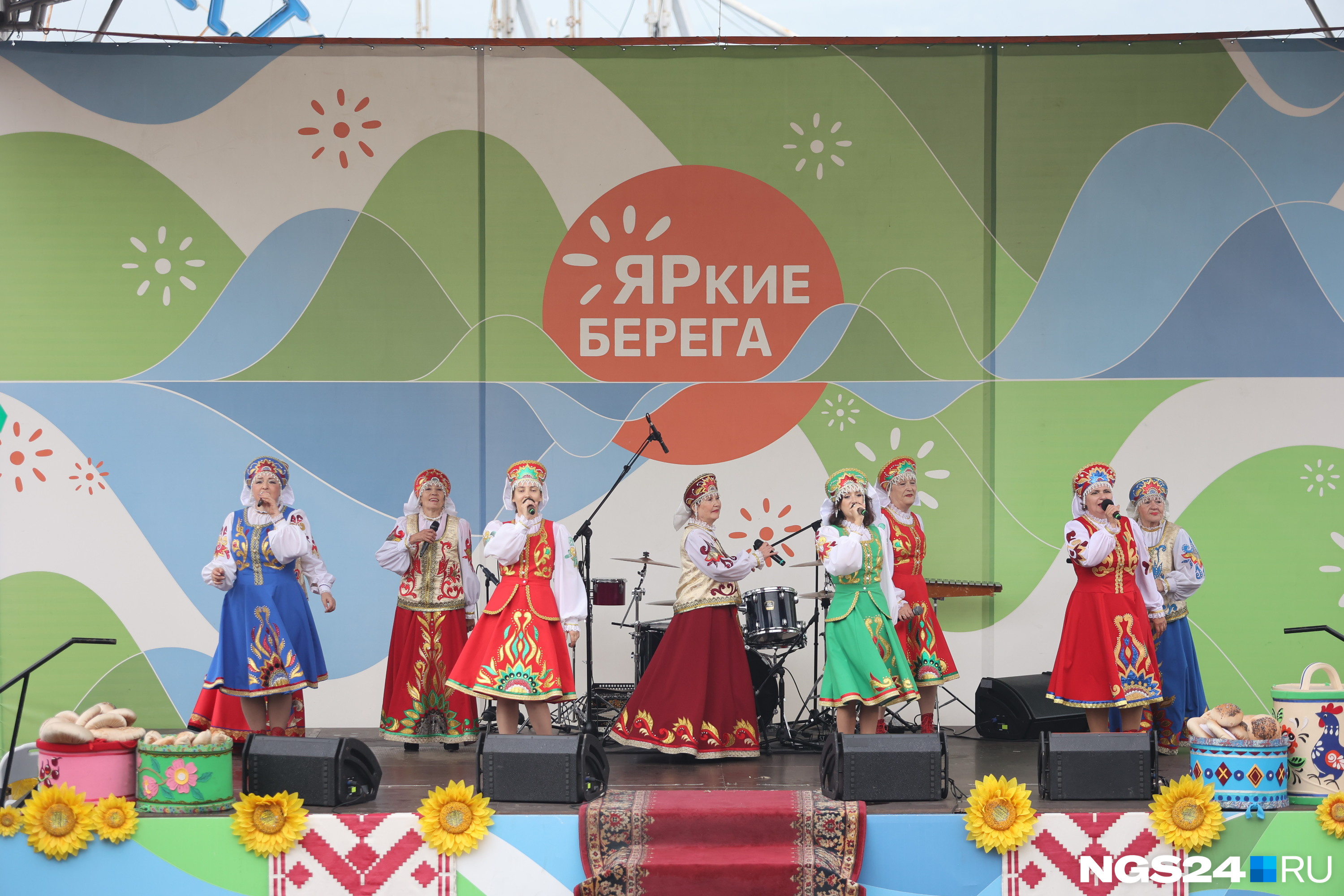 Центральная сцена никогда не пустовала — горожане наслаждались русскими песнями