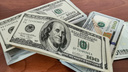 «Покупайте, как будет по 85, и ждите запрета»: экономист высказался про дешевеющий доллар и рост ключевой ставки