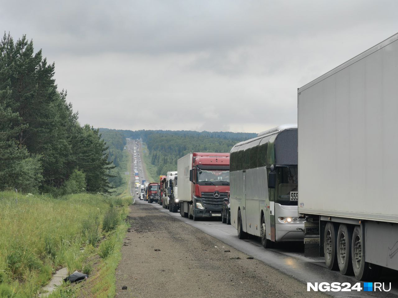 На трассе под Красноярском перевернулся грузовик. Водители застряли в гигантской пробке