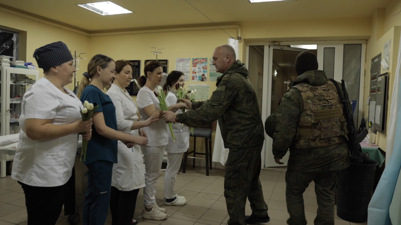 Военные поздравили с 8 Марта женщин-медиков из Читы, которые работают в зоне СВО