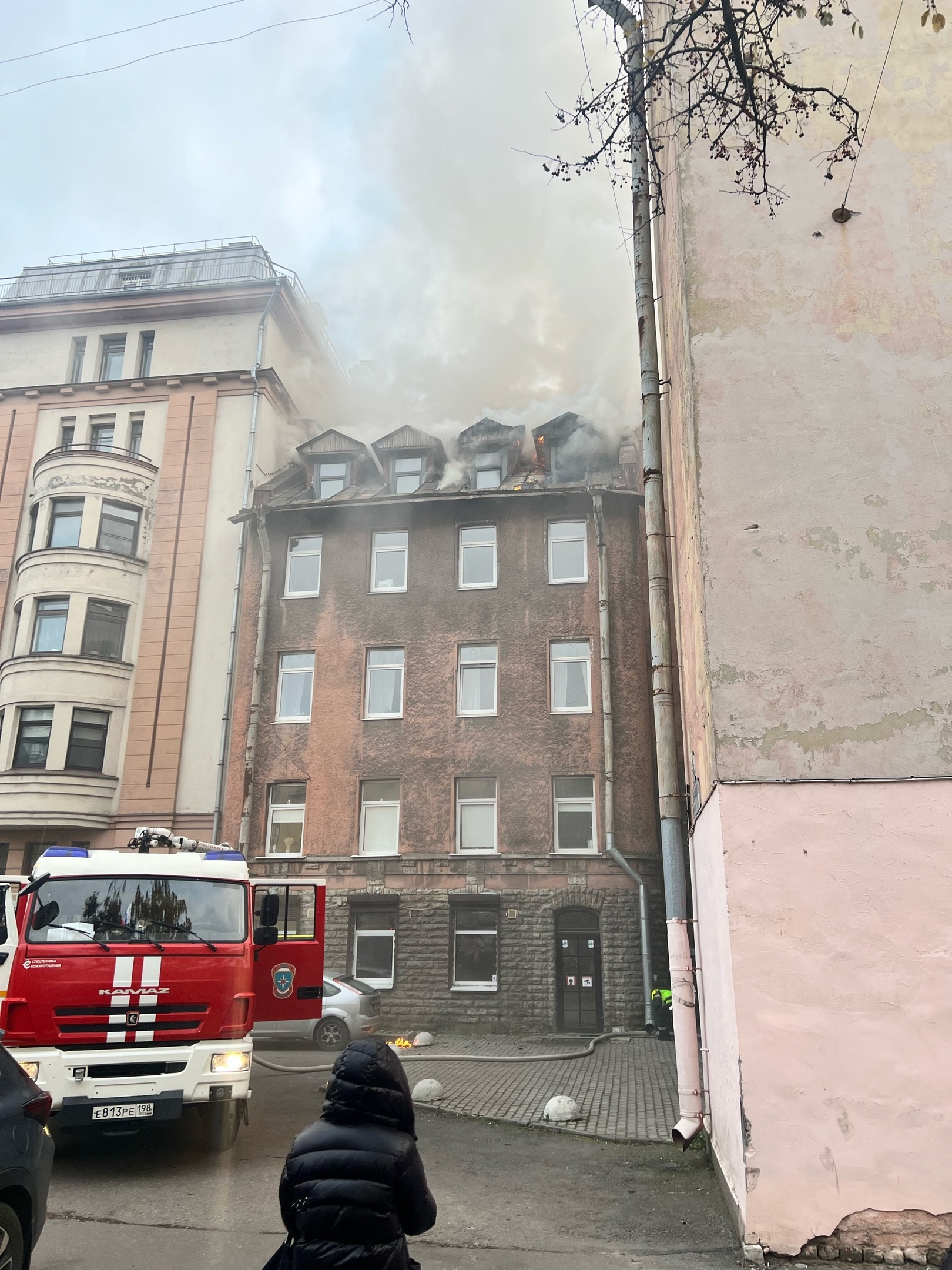 Локализован пожар на мансарде памятника на Большом Сампсониевском проспекте  в Петербурге, фото - 24 октября 2023 - ФОНТАНКА.ру