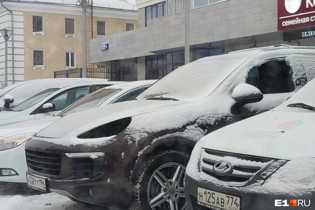 В Екатеринбурге с припаркованного Porsche сняли фары