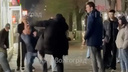 «Есть мелочь?»: драку у остановки в центре Волгограда сняли на видео