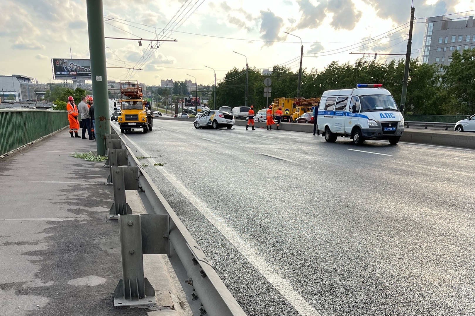 Пассажир такси погиб в ДТП на проспекте Маршала Жукова. Троллейбусы и автобусы изменили маршруты