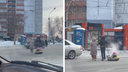 Парочка перебежала оживленную дорогу на Немировича-Данченко — с собой взрослые тащили ребенка на ватрушке