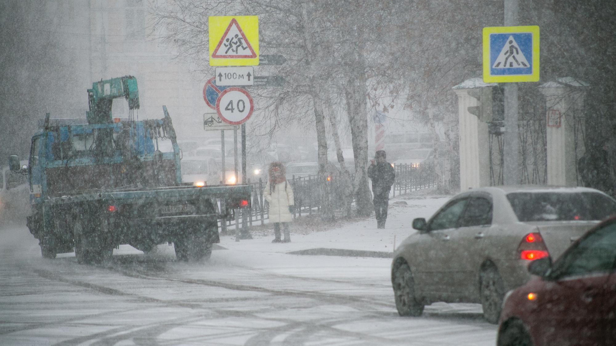 «Берешь лопату — и вперед»: как люди из регионов смеются над проблемами москвичей из-за снегопадов