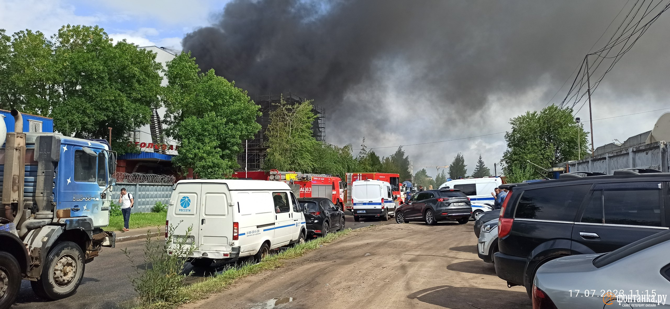 На Парнасе горит склад, пожар тушат по повышенному номеру | 17.07.2023 |  Санкт-Петербург - БезФормата