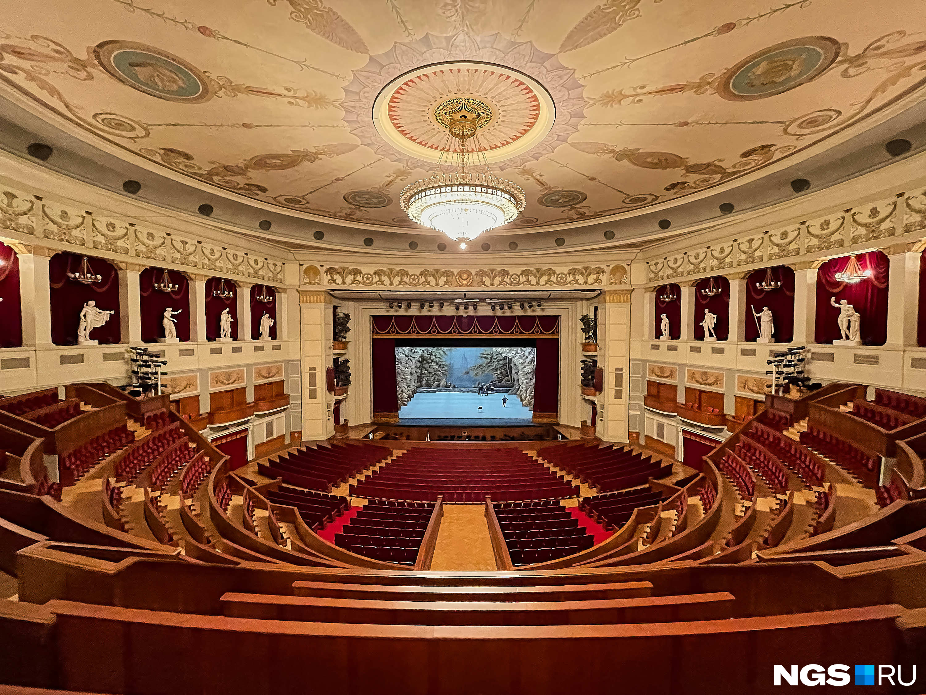 Зал новосибирского театра оперы и балета до сих пор считается самым большим в России