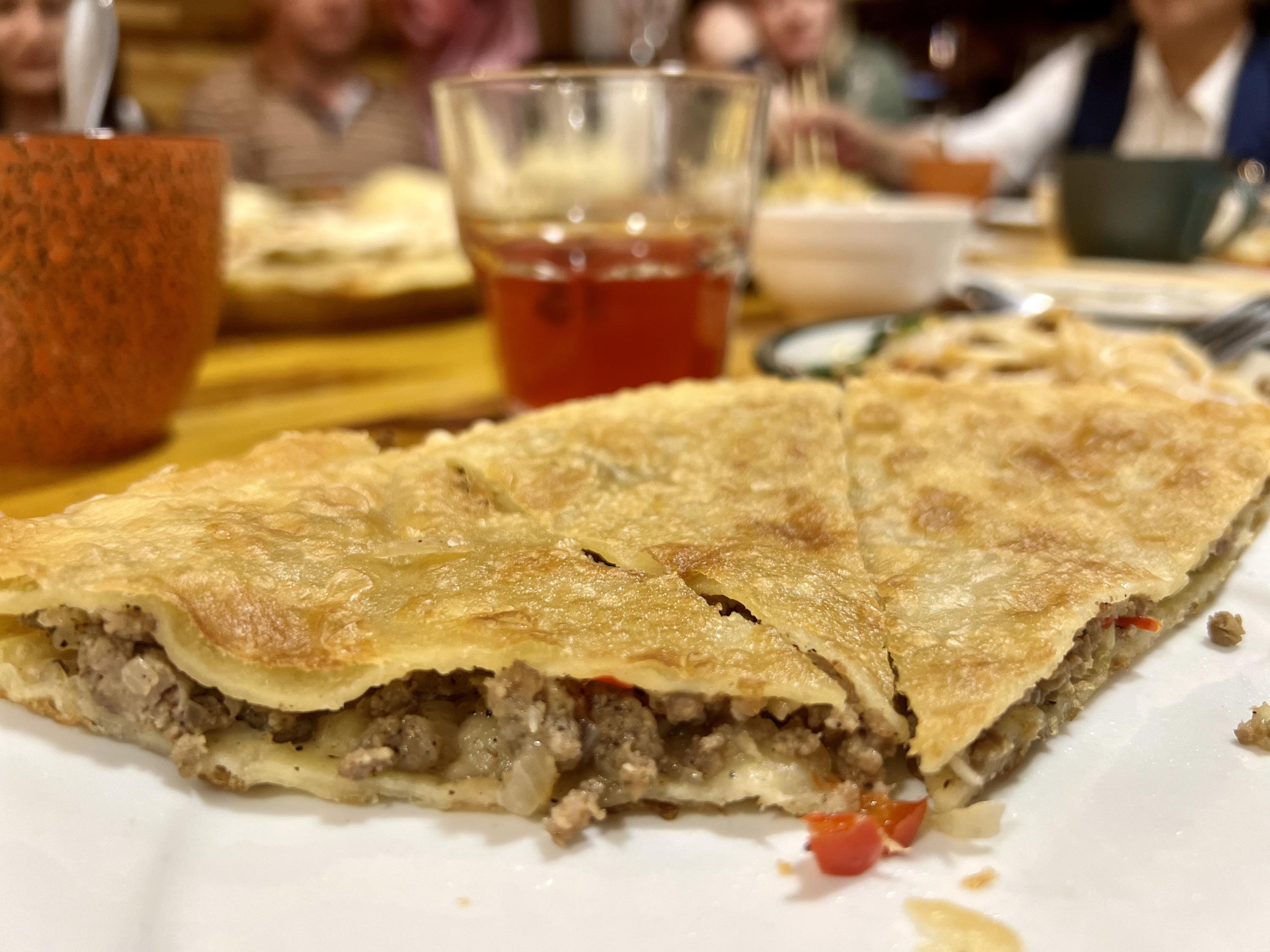 Хотя слоеный пирожок с мясом у нас тоже пекут Хотя слоеный пирожок с мясом у нас тоже пекут