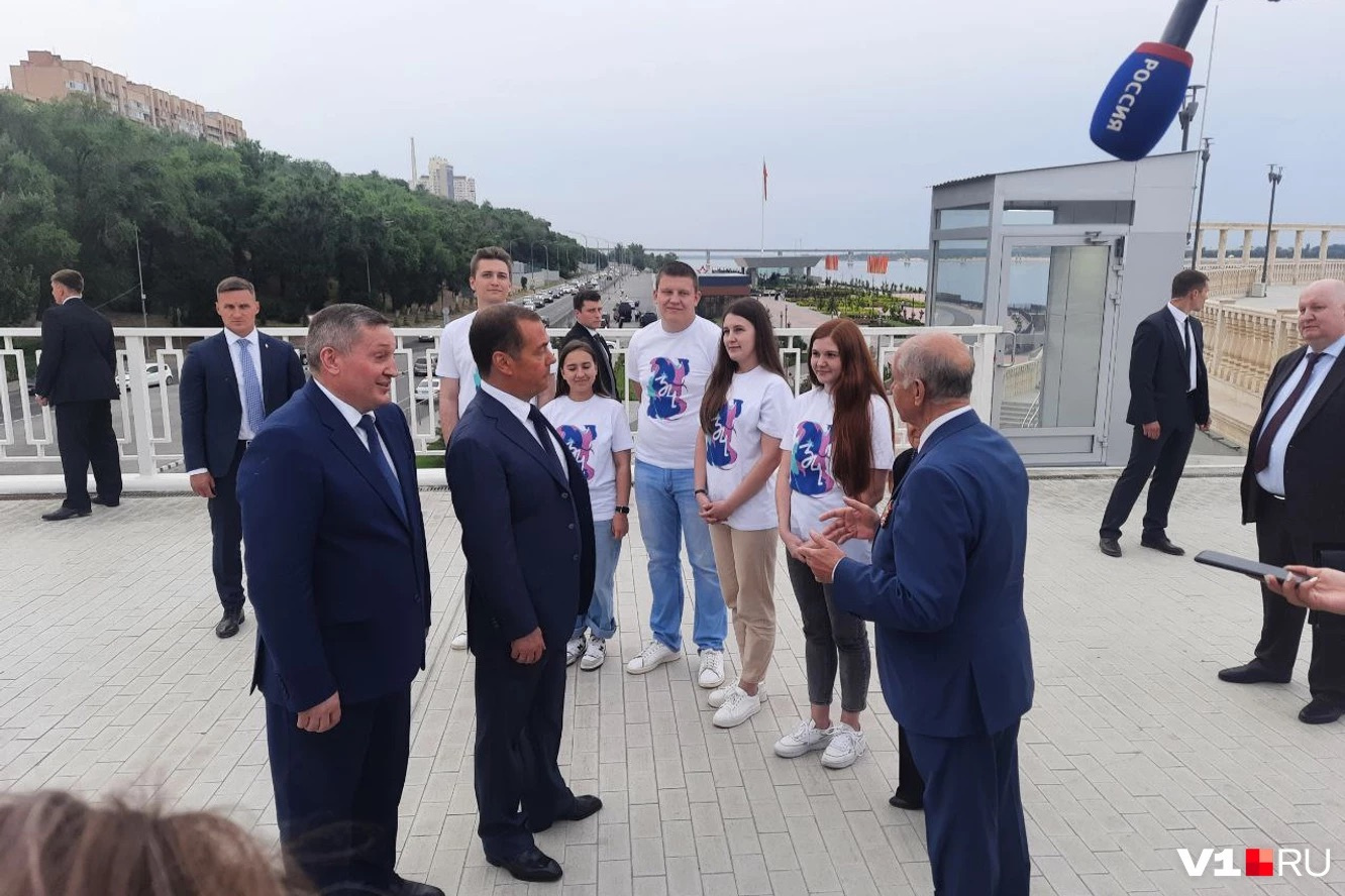 Дмитрий Медведев <a href="https://v1.ru/text/theme/27053/" class="_ io-leave-page" target="_blank">посетил Волгоград</a> и позвал сюда в отпуск всех россиян Дмитрий Медведев <a href="https://v1.ru/text/theme/27053/" class="_ io-leave-page" target="_blank">посетил Волгоград</a> и позвал сюда в отпуск всех россиян