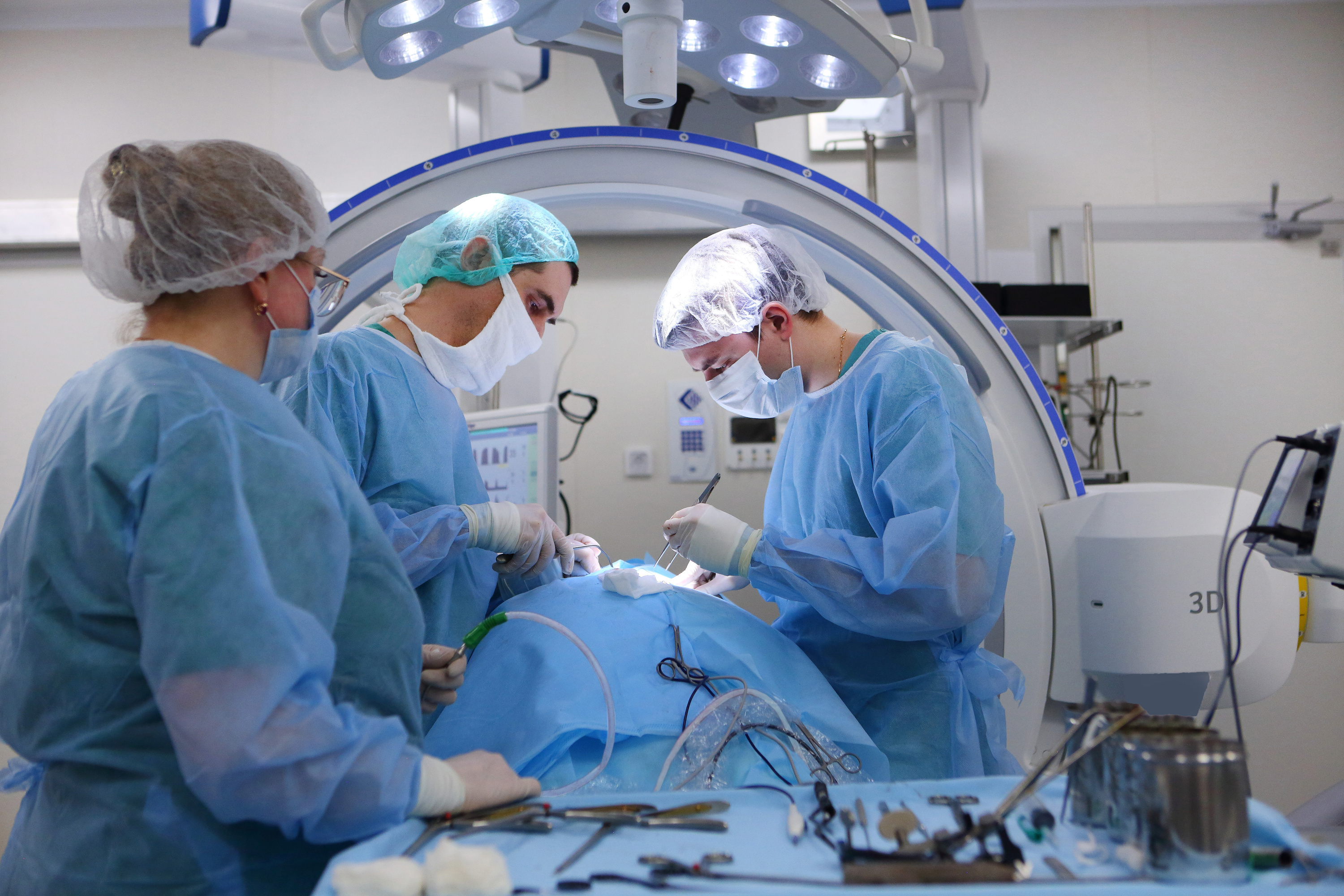 В гибридной операционной врачи могут одновременно провести несколько разноплановых хирургических вмешательств