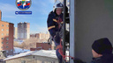 Женщина без верхней одежды оказалась заперта на балконе в Новосибирске