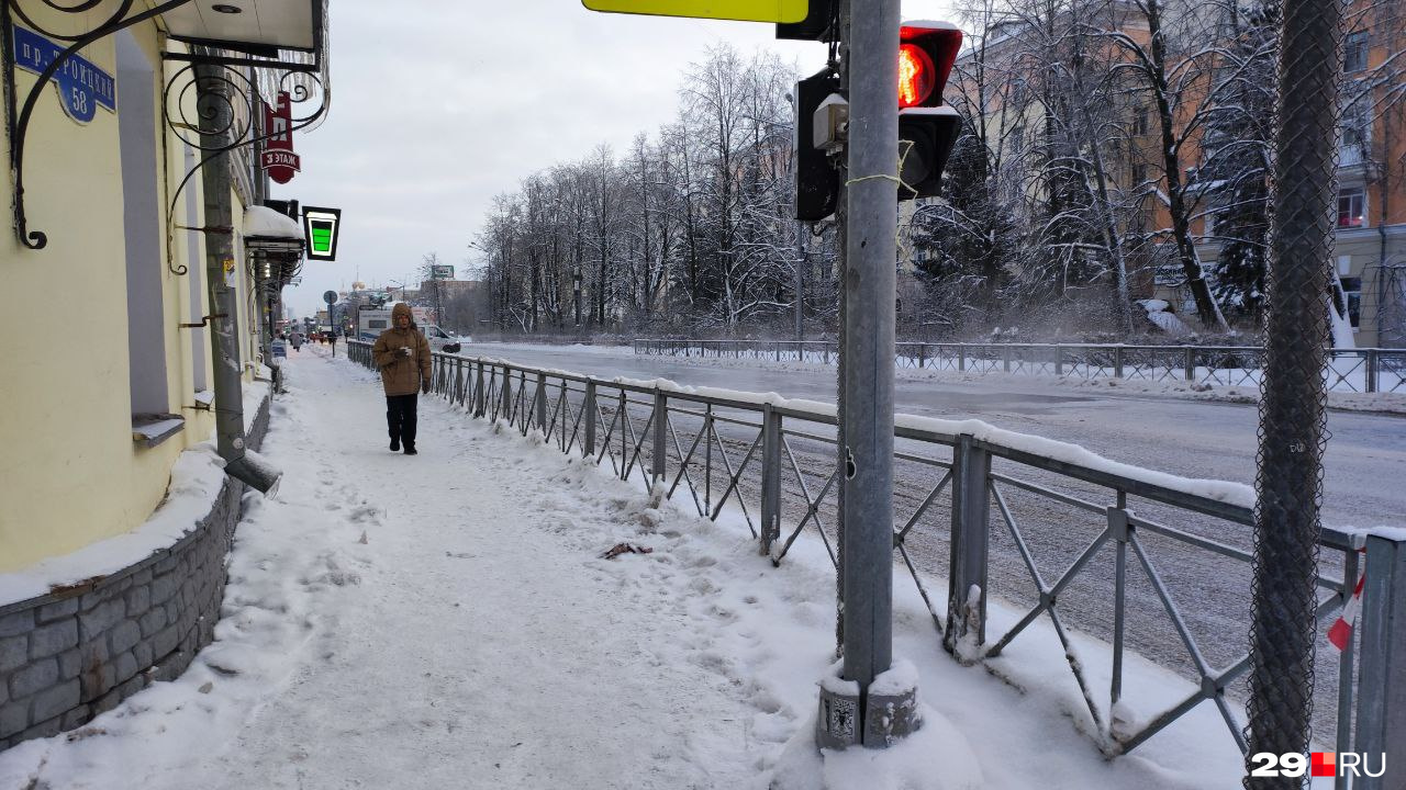 В центре Архангельска залило водой дорогу: как выглядит место аварии, где  теперь не проехать | 03.01.2024 | Архангельск - БезФормата