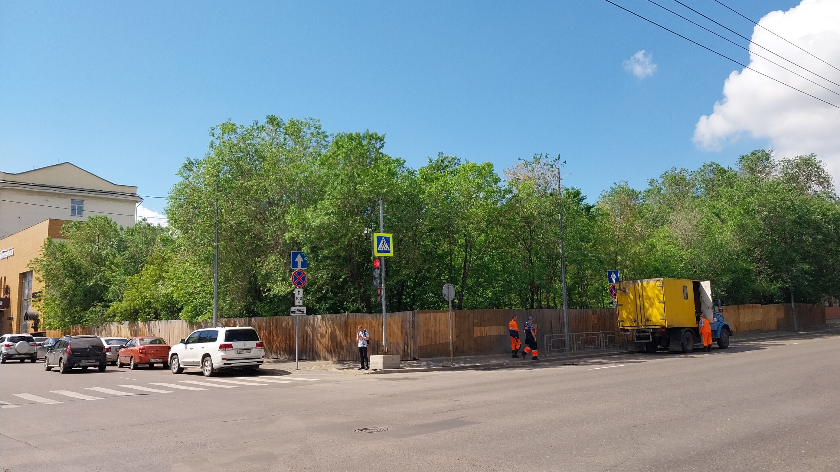 Заросший деревьями участок у «Локомотива» застроят. Объявлены торги. Два крупных девелопера уже тут как тут