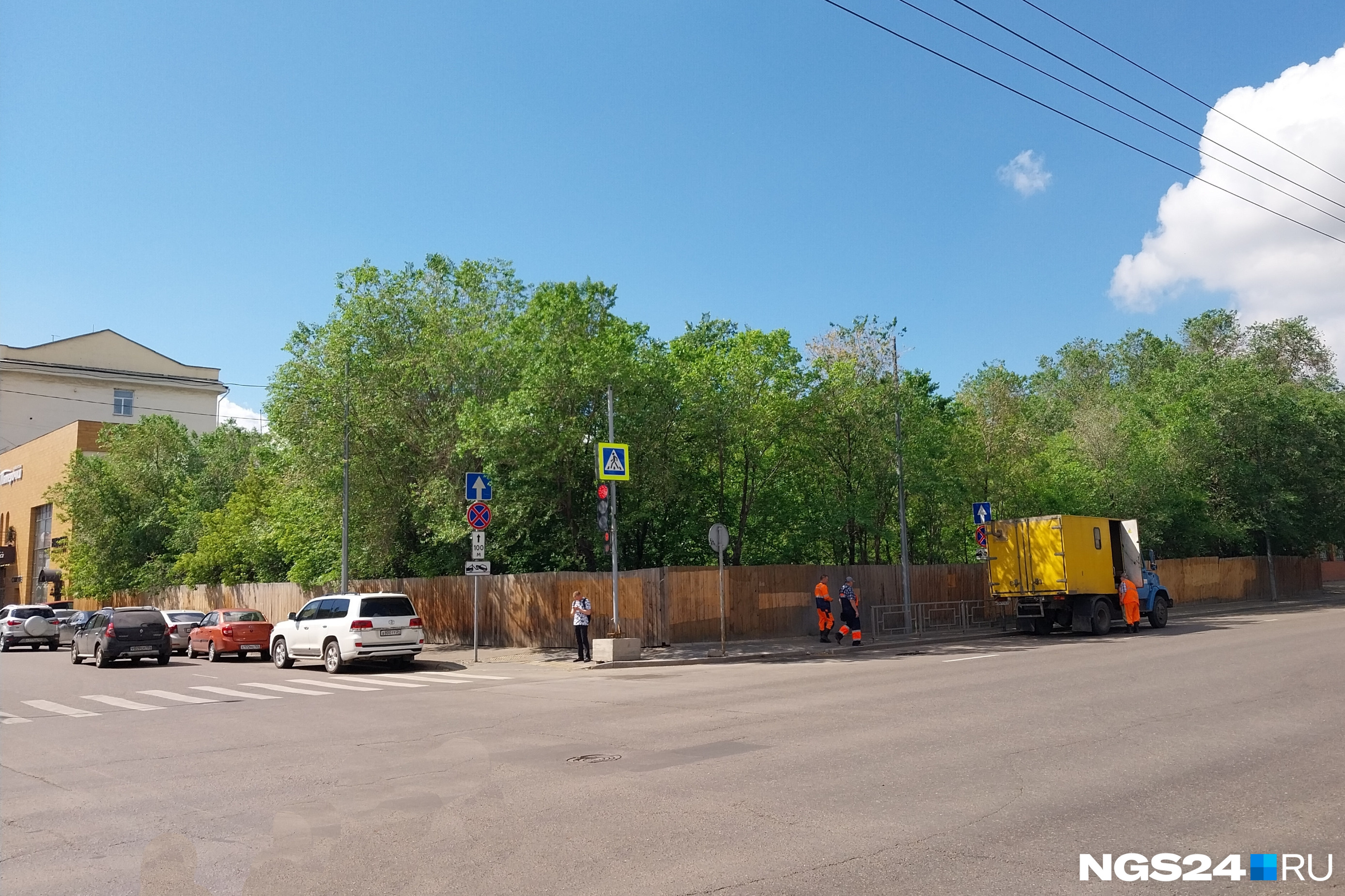 Заросший деревьями участок у «Локомотива» застроят. Объявлены торги. Два крупных девелопера уже тут как тут