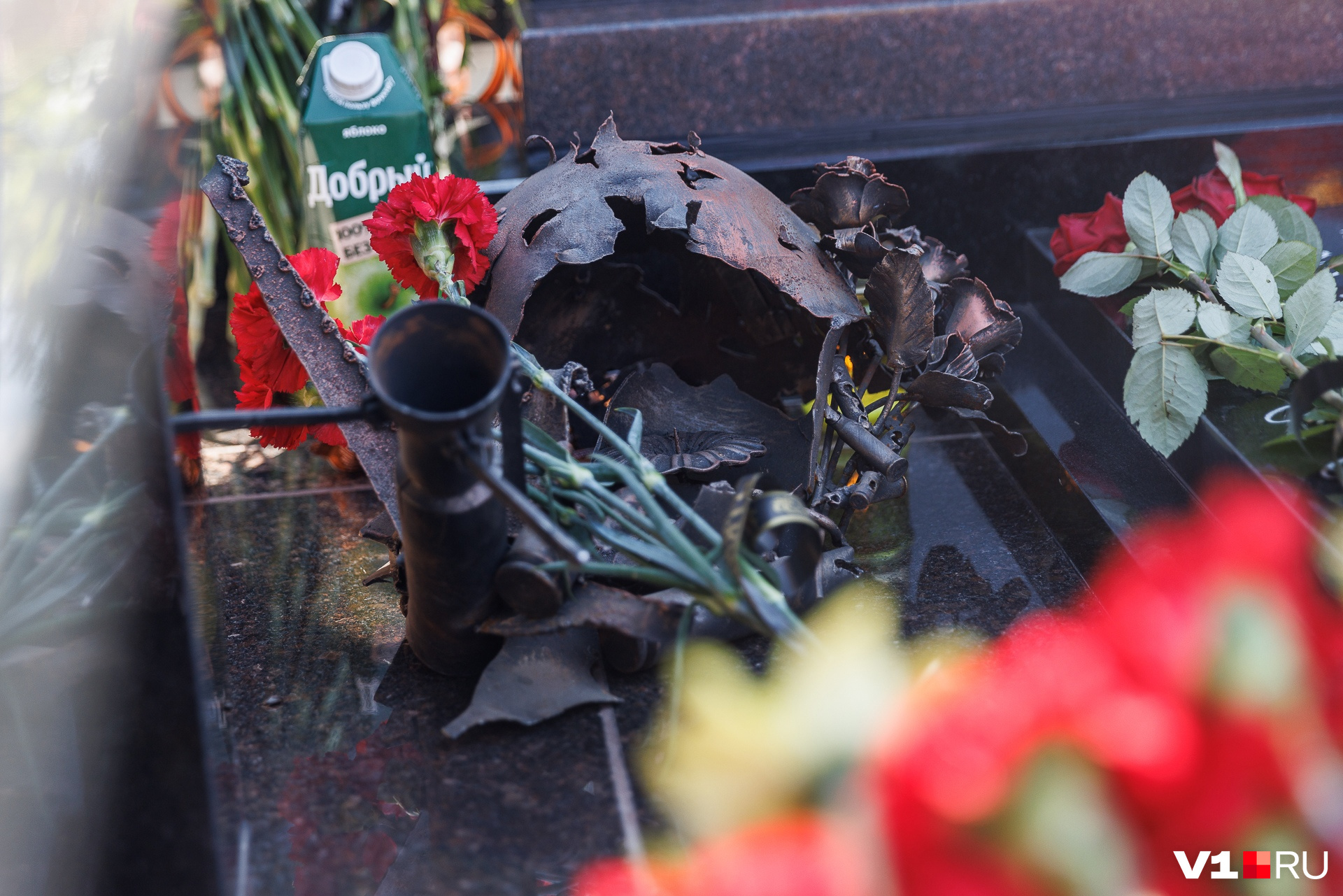 Памятник Алексея украсили металлической композицией из каски с цветами Памятник Алексея украсили металлической композицией из каски с цветами