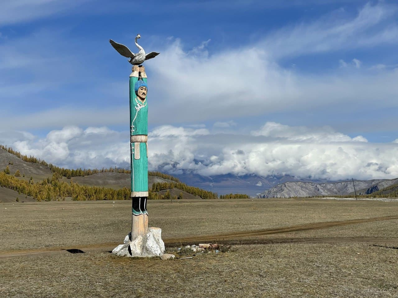 Тотемное место рода хонгодров — высокая деревянная стела в виде человека, держащего над головой белого лебедя