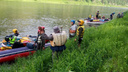 «На катамаране лопнул баллон»: 20 детей из Новосибирской области застряли на реке