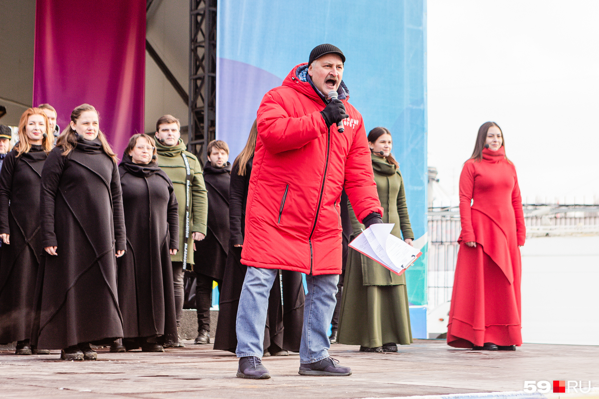 Игорь Гладнев очень эмоционально вел митинг-концерт