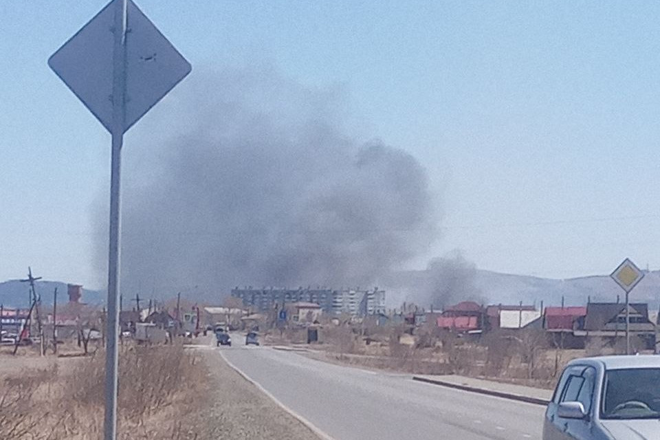Огромный столб дыма поднялся над поселком Энергетиков в Чите