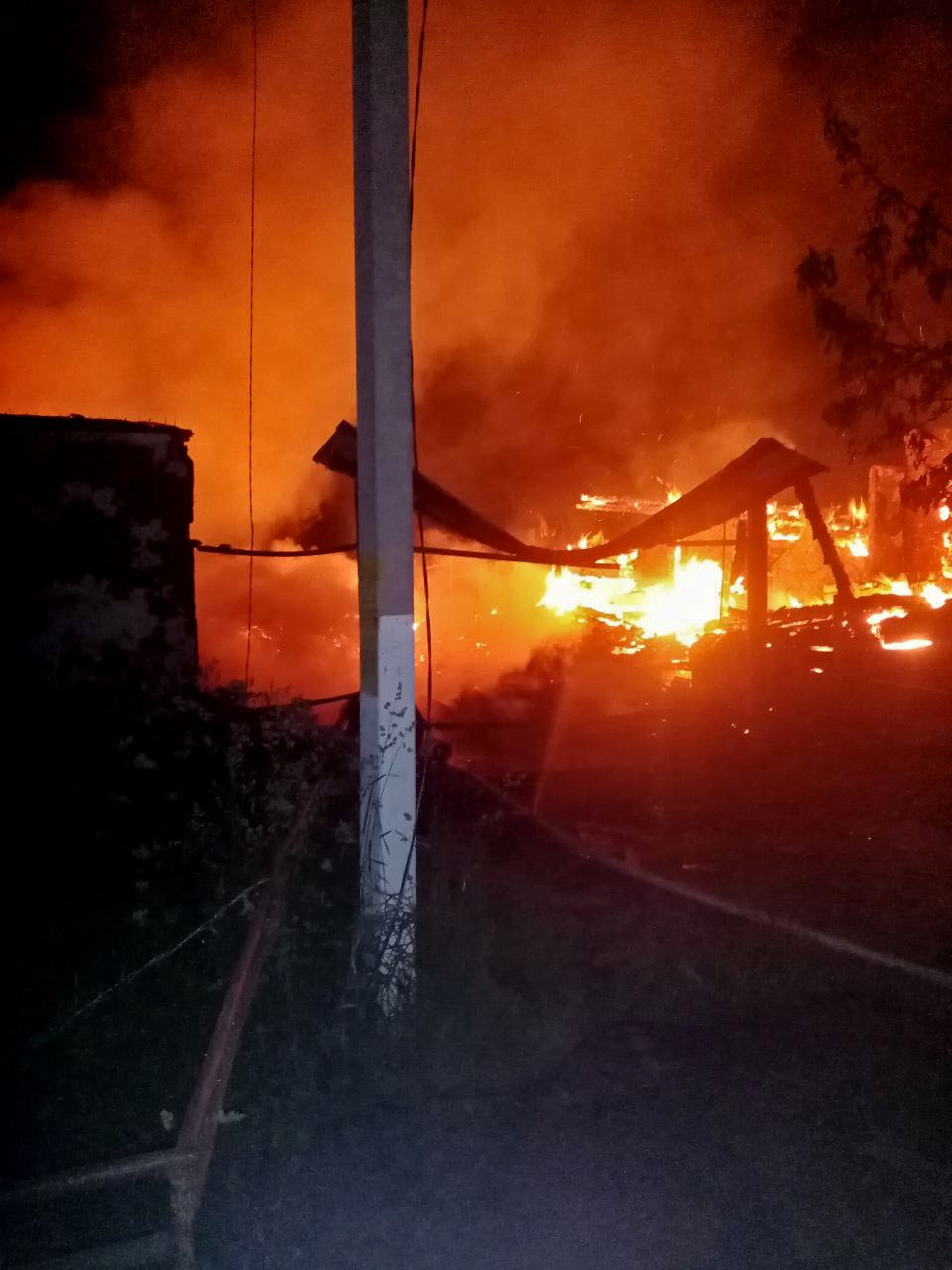 Дроны сбросили взрывные устройства в Тёткино, загорелись дома