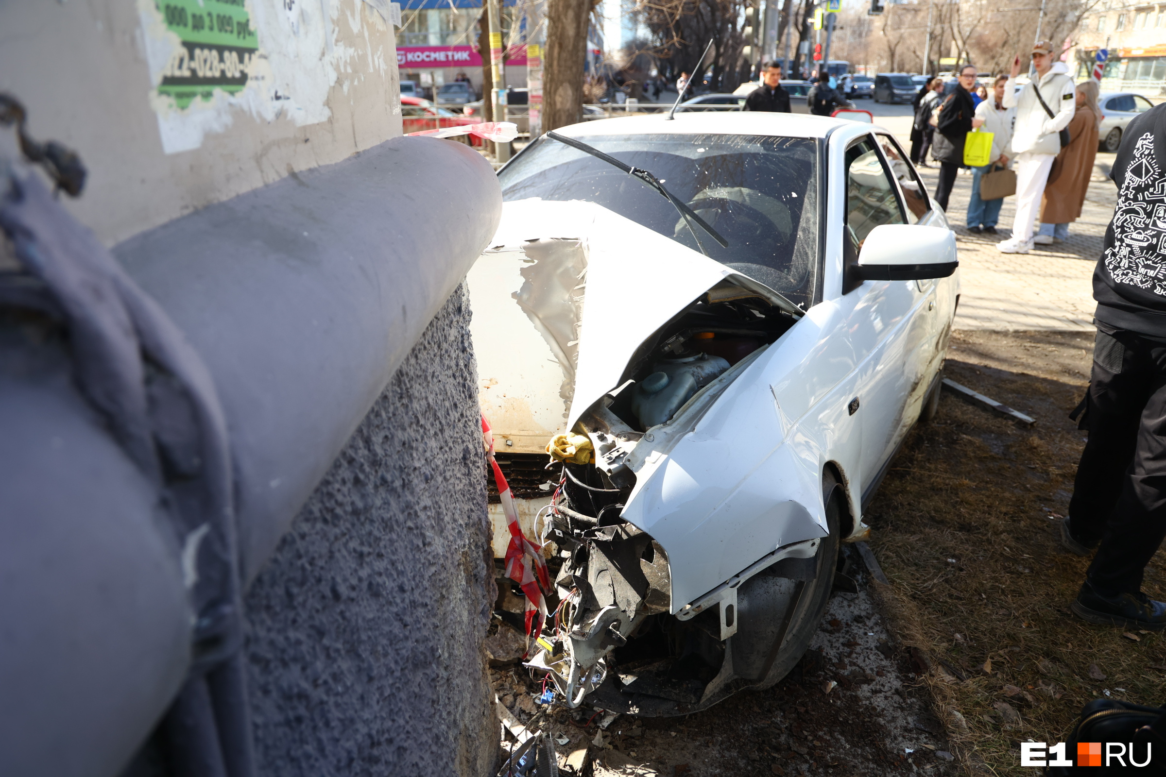В Екатеринбурге водитель тонированной в хлам «Приоры» устроил ДТП, протаранил забор и врезался в дом