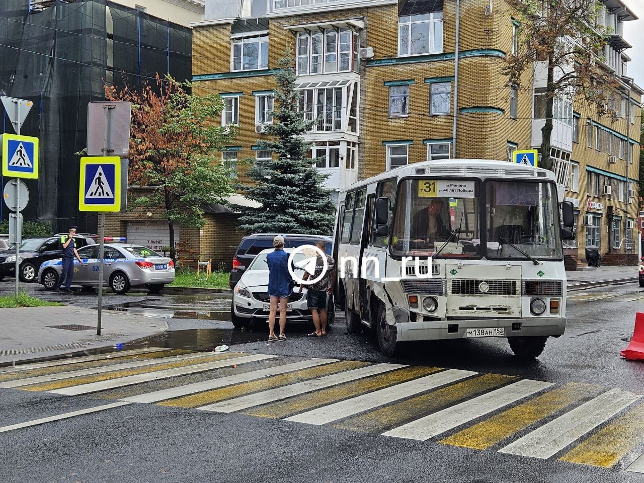 Маршрутка с 30 человеками внутри столкнулась с легковушкой в центре Нижнего Новгорода
