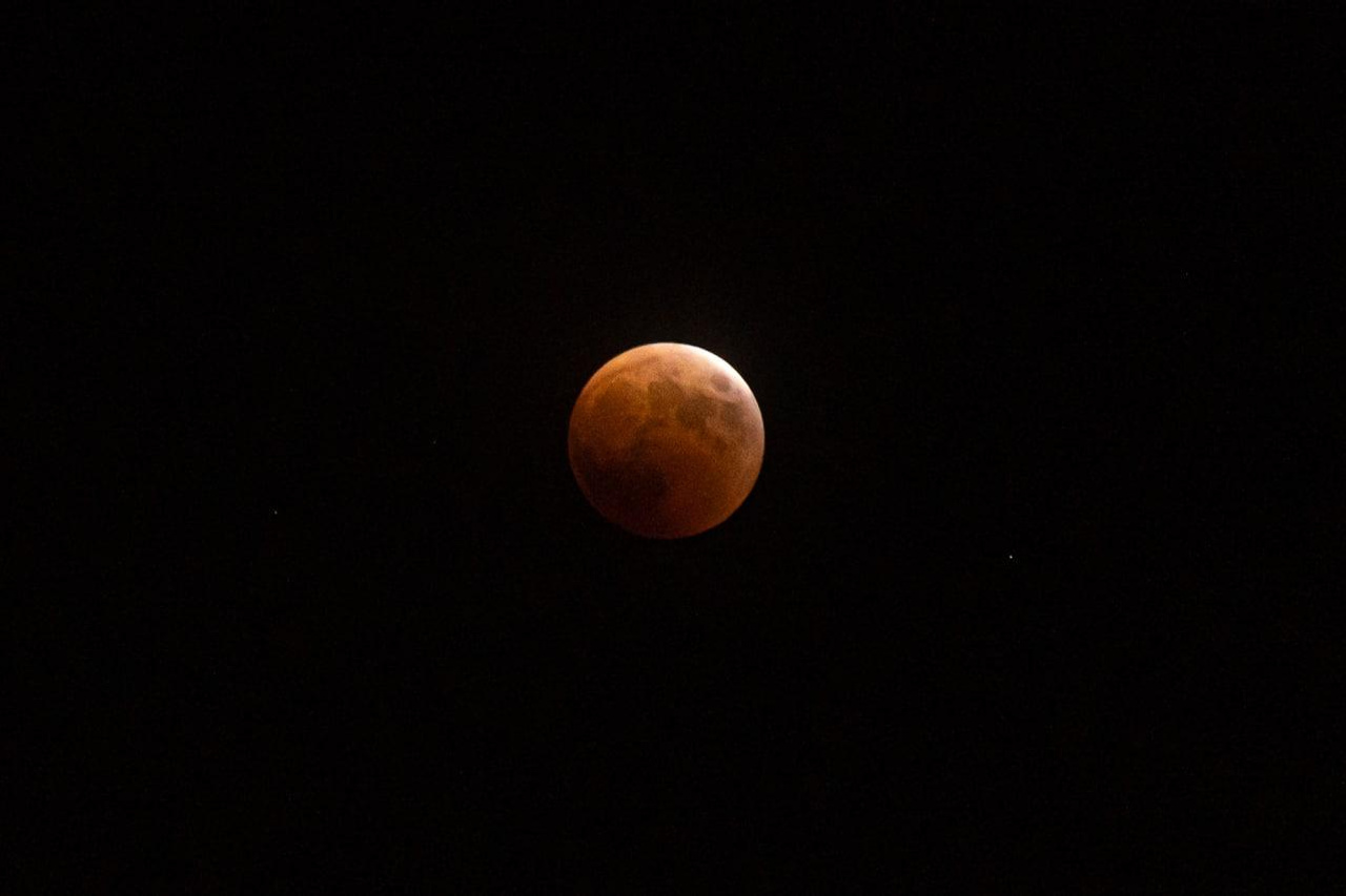 Лунное затмение Кровавая Луна. Лунное затмение фото. Красная Луна фото. Вчерашнее лунное затмение.