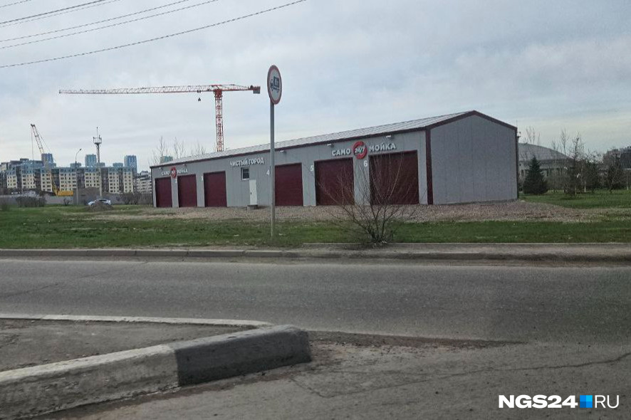 «Кантри 2.0»? Жителям Красноярска не понравилась новая автомойка на Шахтеров. Что говорят власти