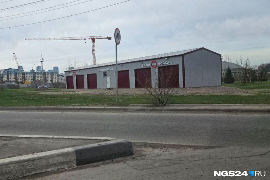«Кантри 2.0»? Жителям Красноярска не понравилась новая автомойка на Шахтеров. Что говорят власти
