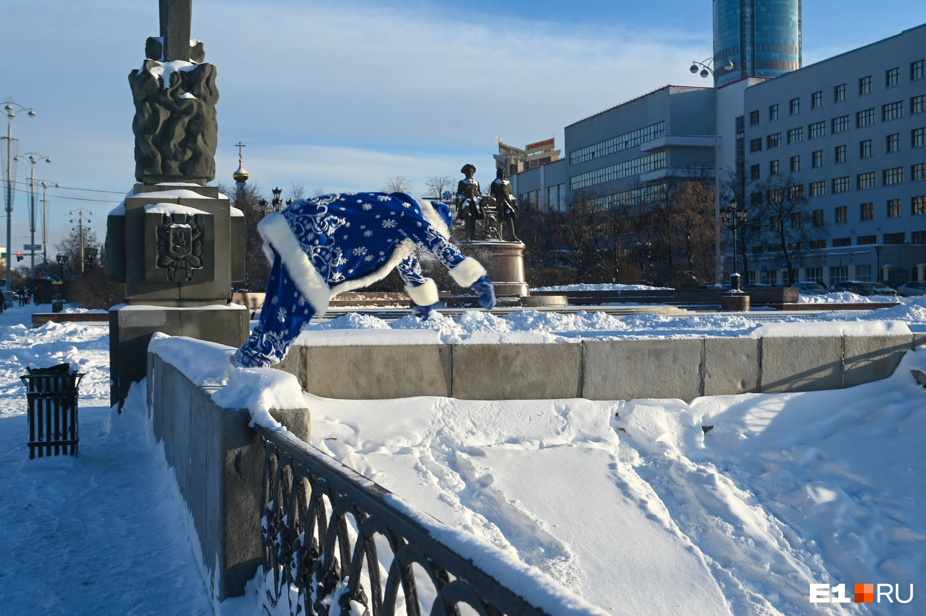 В Екатеринбурге Дед Мороз приставал к красоткам, а потом сиганул с Плотинки. Что это было?