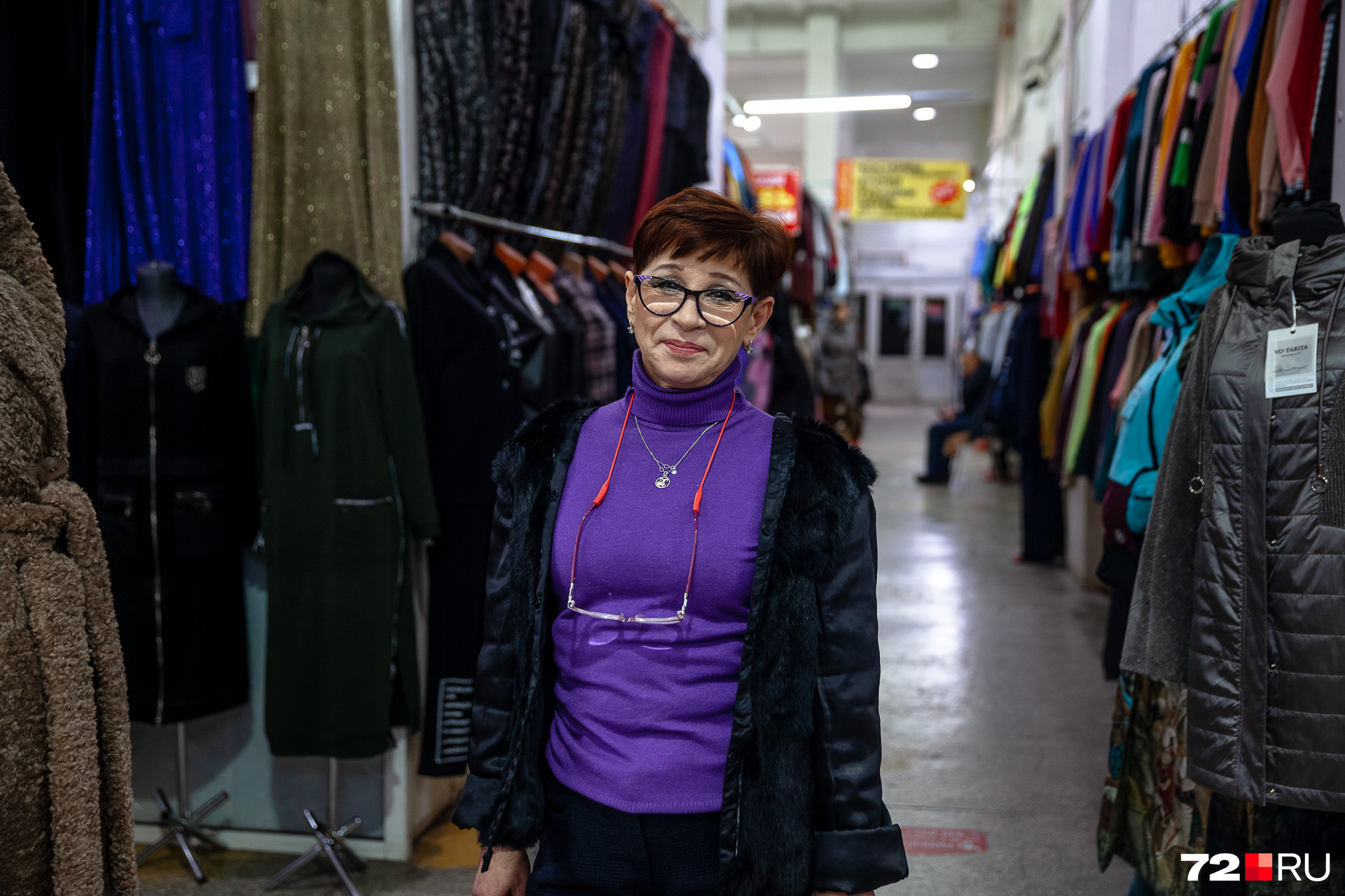 Луиза работает продавцом, и если ее магазин закроется, то она останется без работы