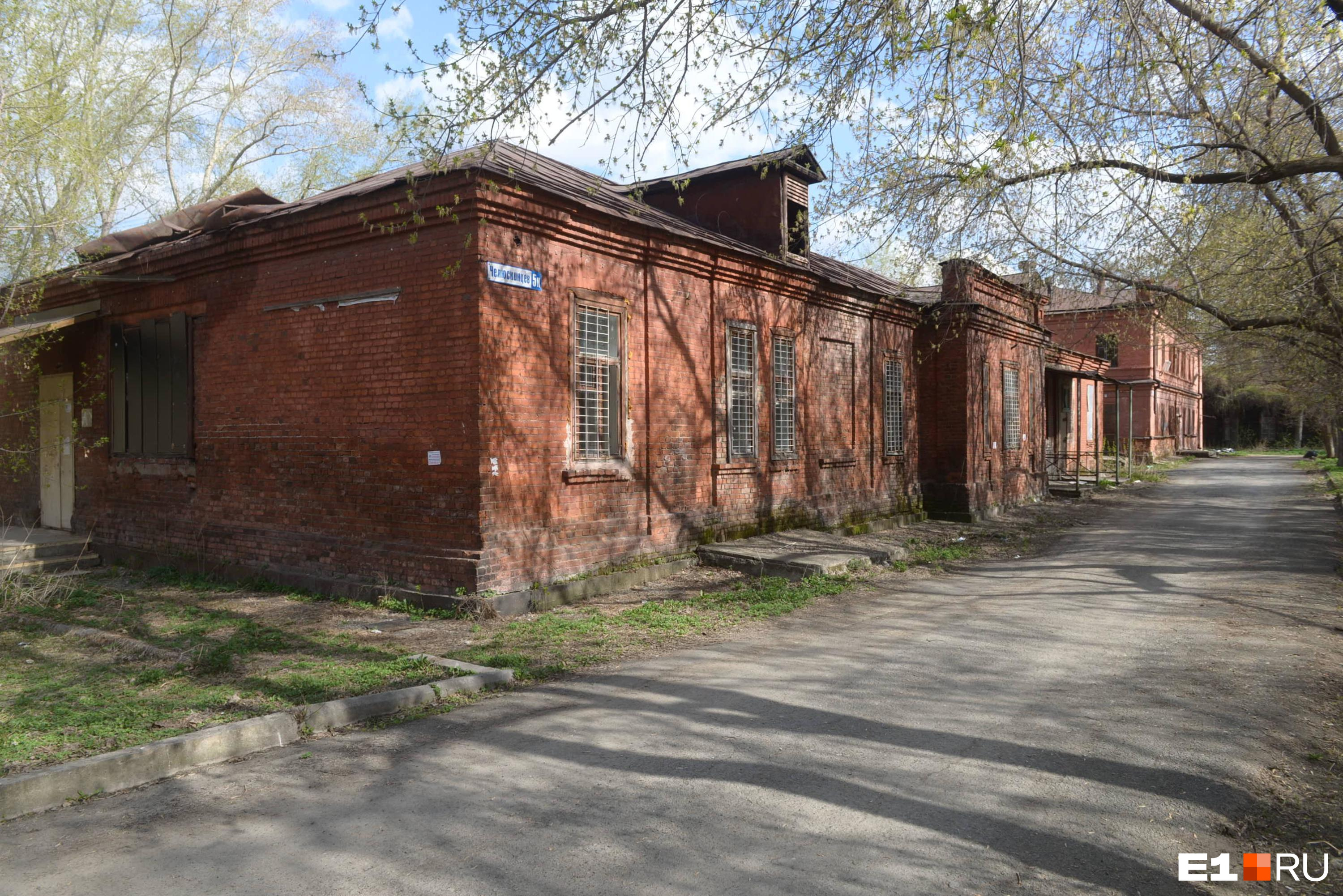 Мэрия Екатеринбурга решила продать здание первой больницы города. Этот квартал уже отдан под застройку