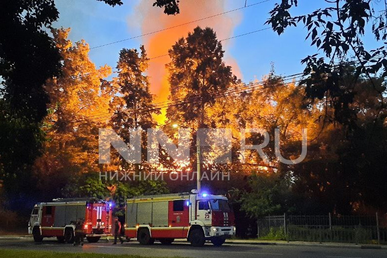 В Ленинском районе внезапно сгорел деревянный дом, на снос которого выделили два миллиона рублей