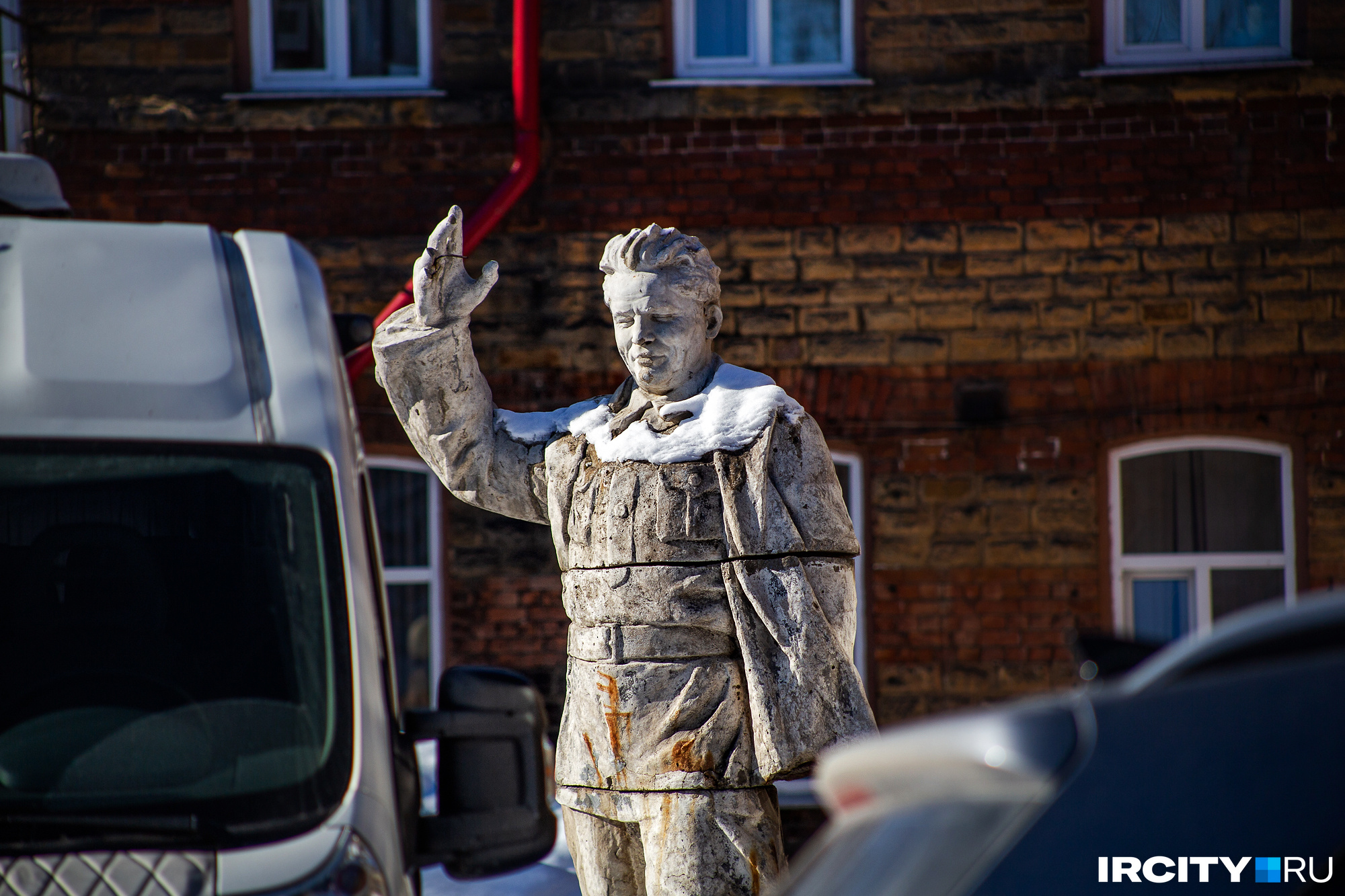 Статуя Кирова между машин