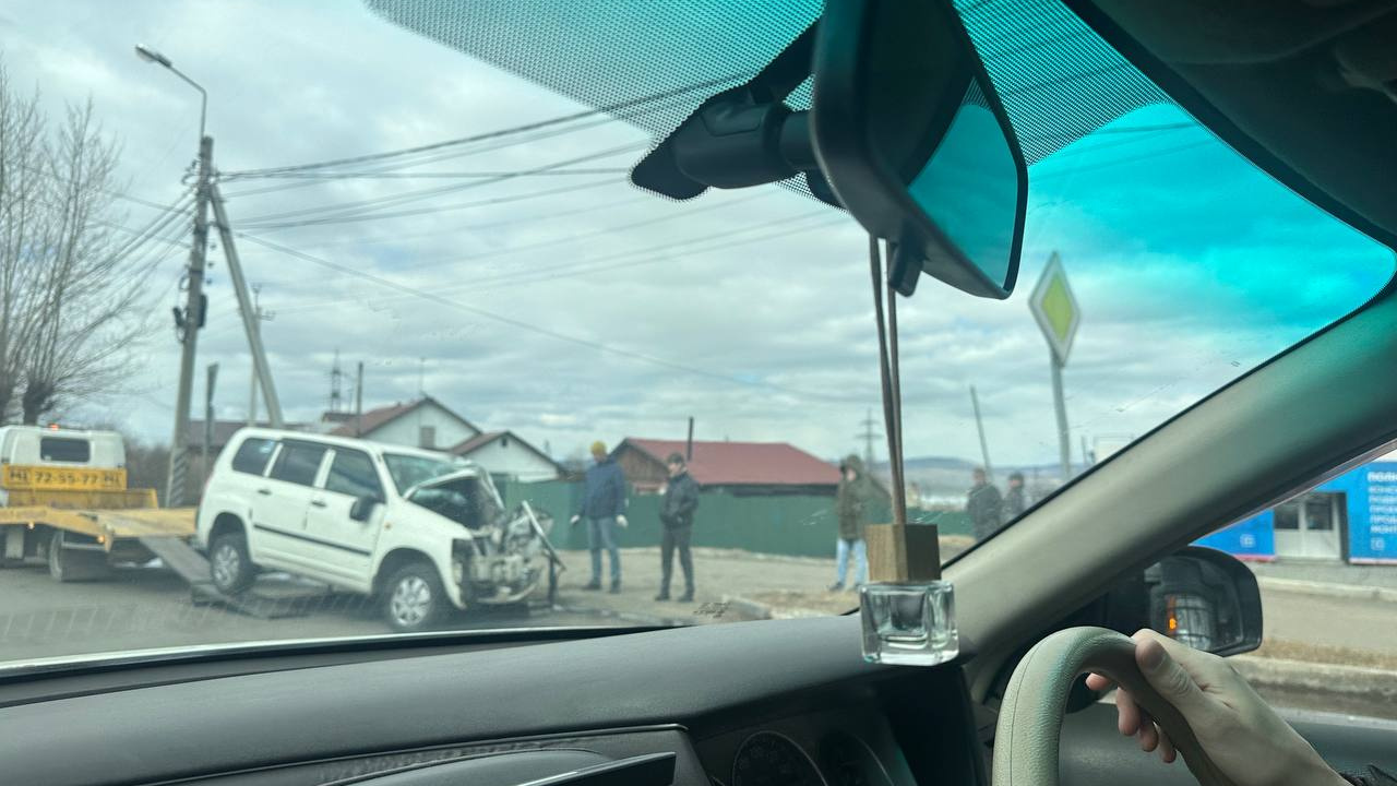 Одну из пострадавших в ДТП на Магистральной в Чите из машины вытаскивали спасатели