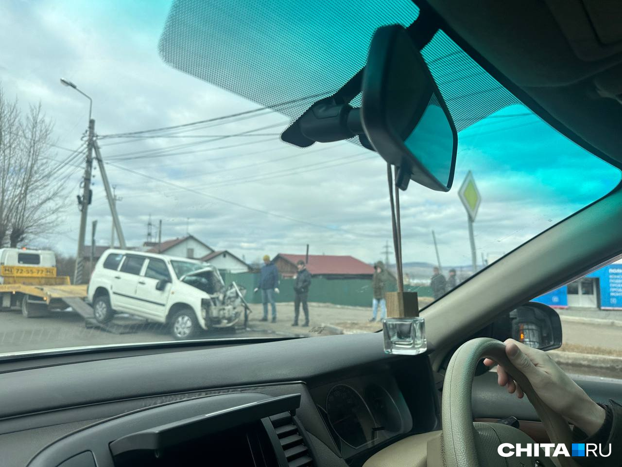 Одну из пострадавших в ДТП на Магистральной в Чите зажало в машине