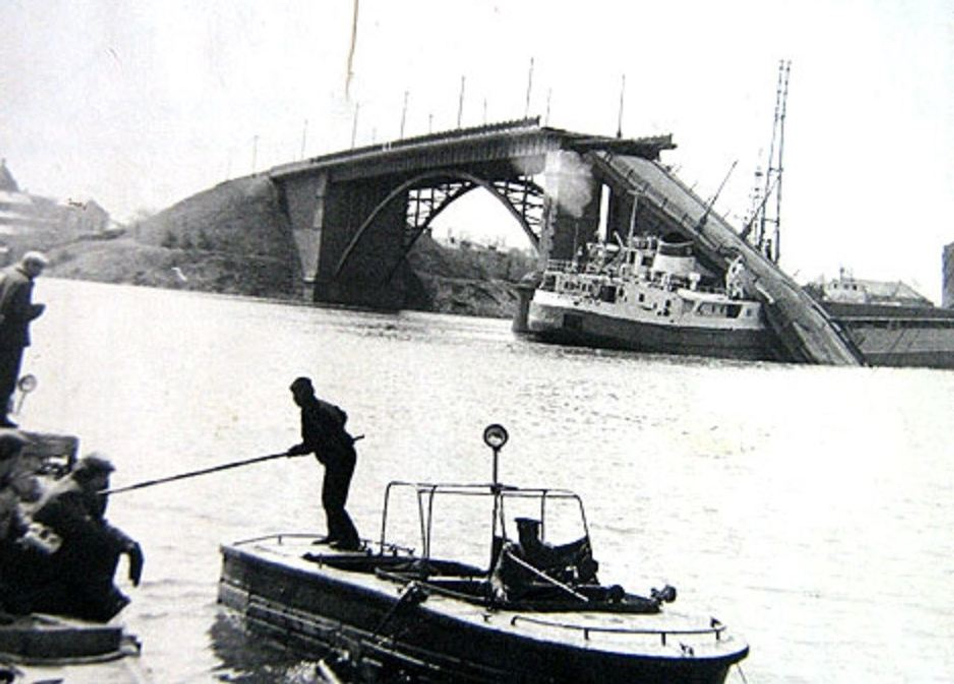 Мост куйбышева. Крушение моста через реку Самарку в Самаре 1971 году. Старый мост через реку Самара. Мост через реку Самара в Самаре. Старый мост через Самарку в Самаре корабль.