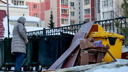 «Уже вываливается наружу»: почему в Челябинске не вывозят контейнеры для раздельного сбора мусора