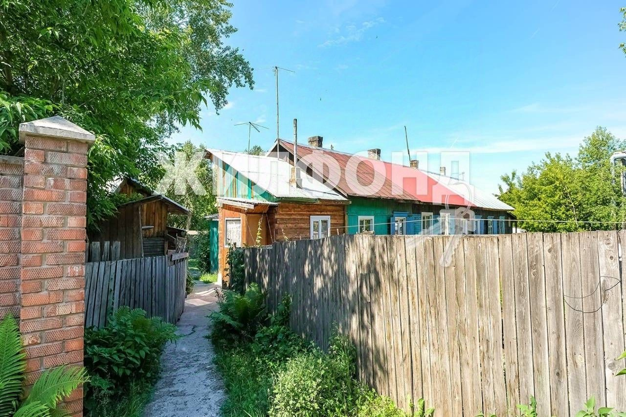 В доме две жилых комнаты и кухня В доме две жилых комнаты и кухня