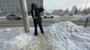 Парковки в снегу, а тротуары во льду: проход по центру Новосибирска превратился в опасную тропинку — фото