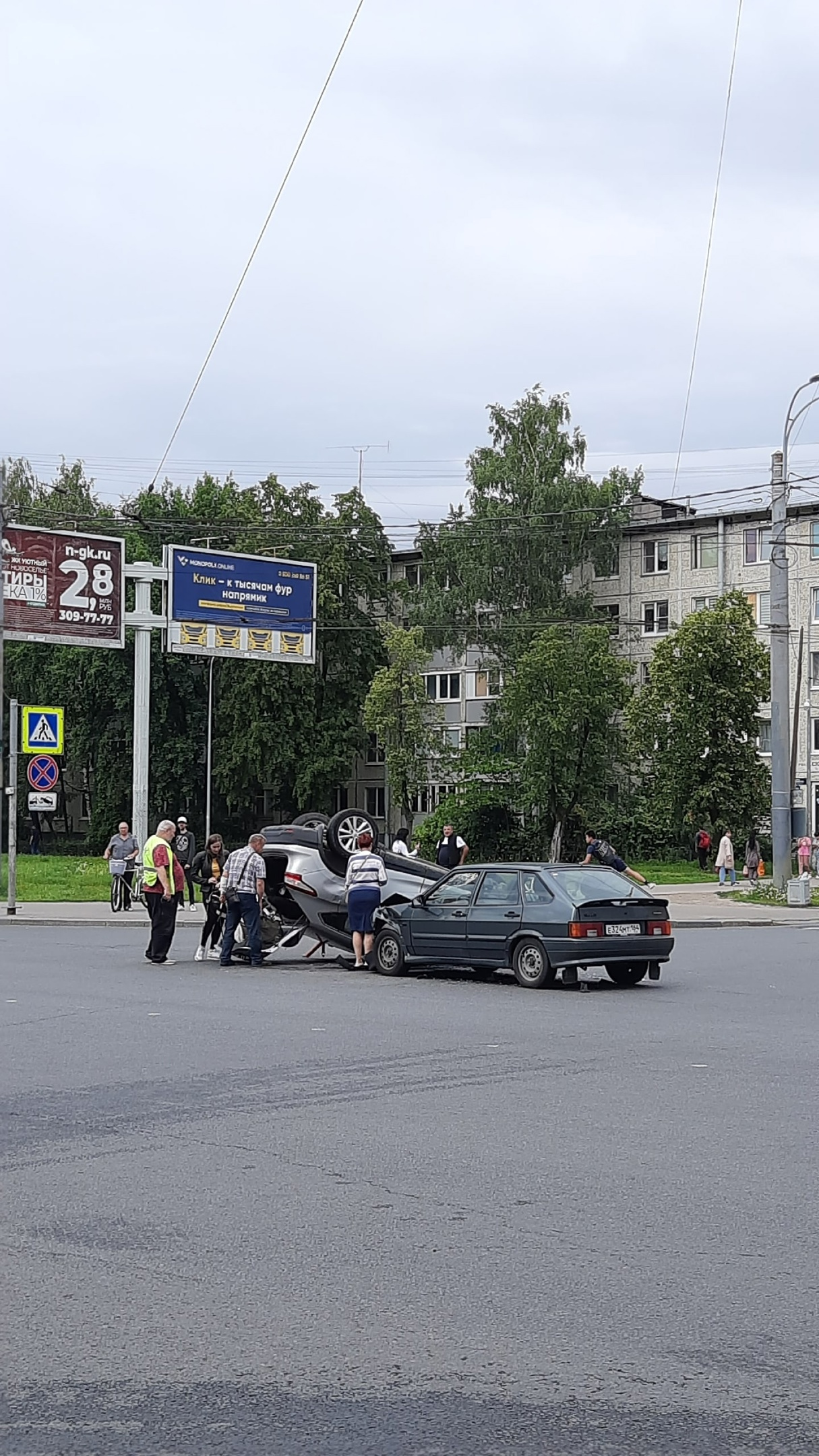 На Звёздной улице в Петербурге водитель «Лады» опрокинул кроссовер и уехал  в больницу - 27 июля 2023 - ФОНТАНКА.ру