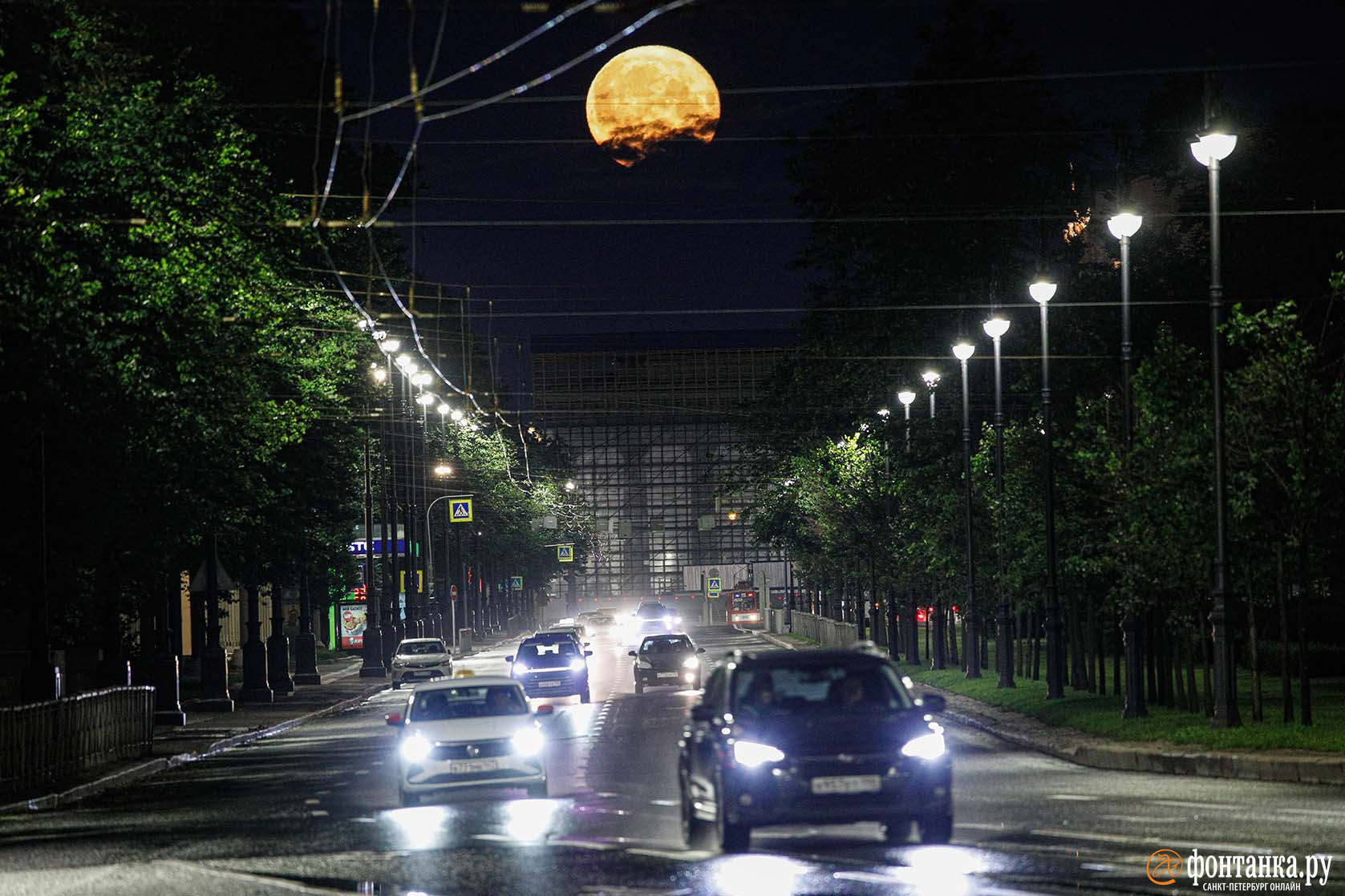 Фото ночи: необычно яркая луна в небе над Петербургом