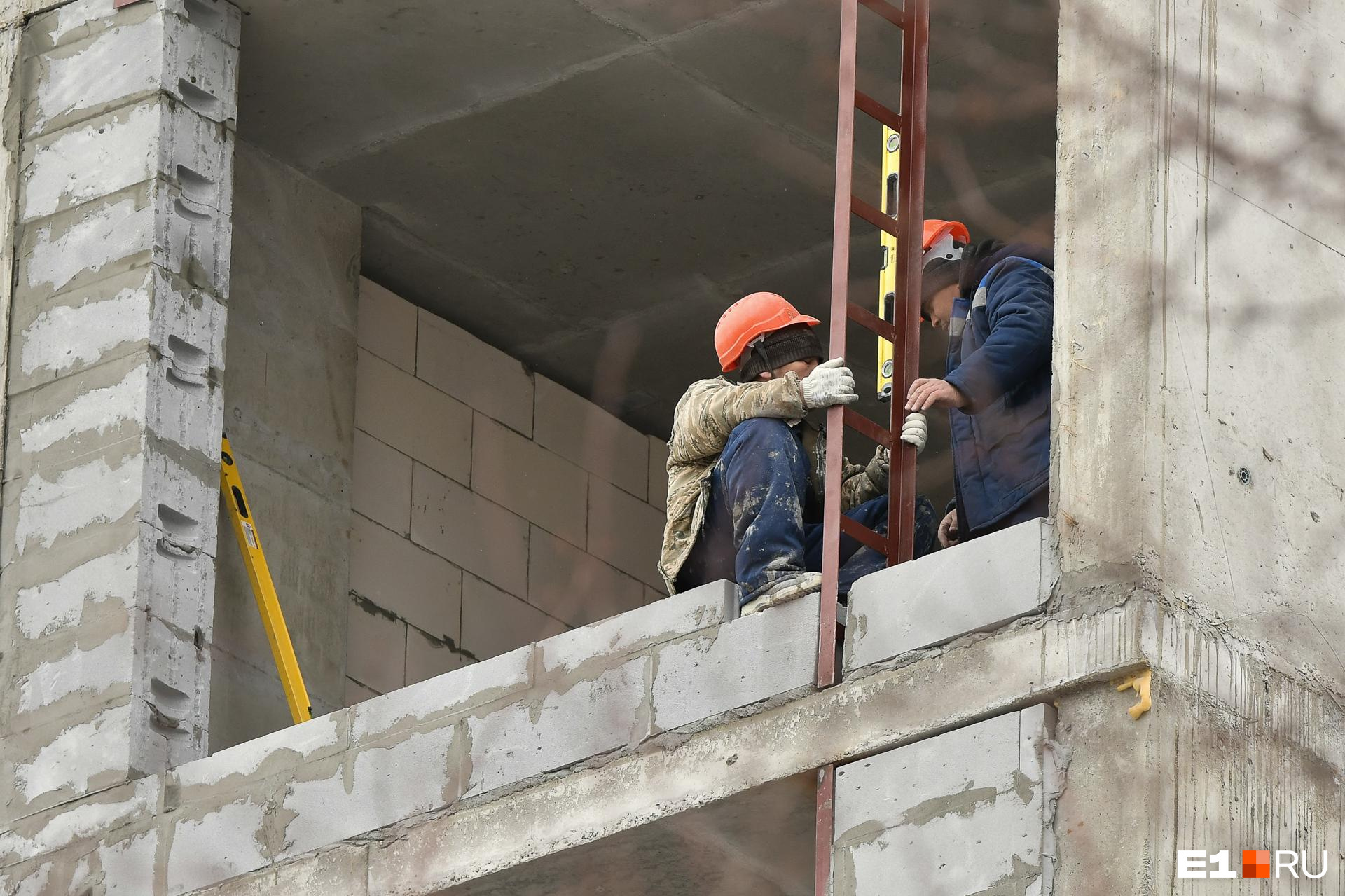 «Через пять лет получим пустые стройки»: крупный бизнесмен пожаловался на дикую нехватку рабочих в Екатеринбурге