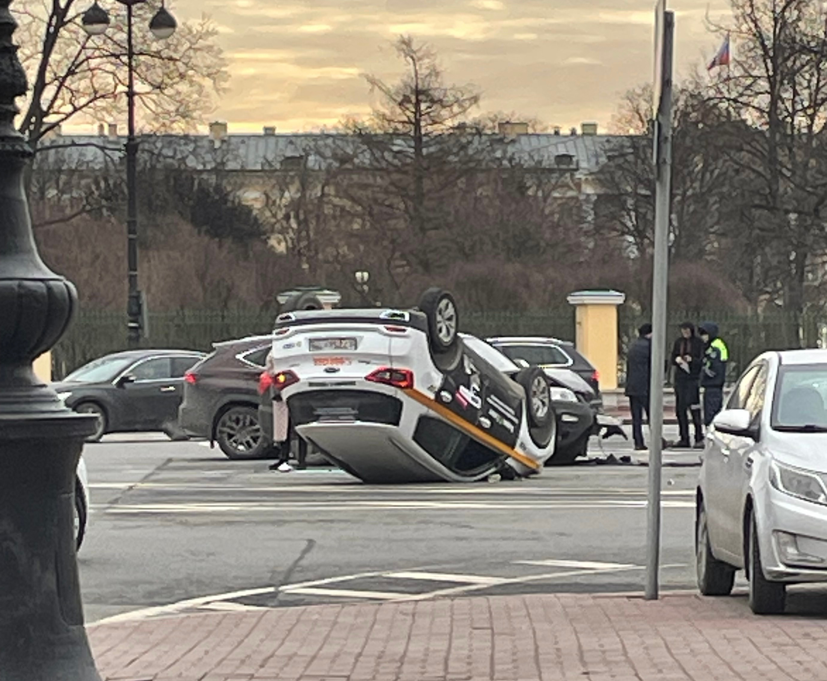 Один человек пострадал в ДТП при перевороте «Чери» у Смольного в Петербурге  - 28 марта 2024 - ФОНТАНКА.ру