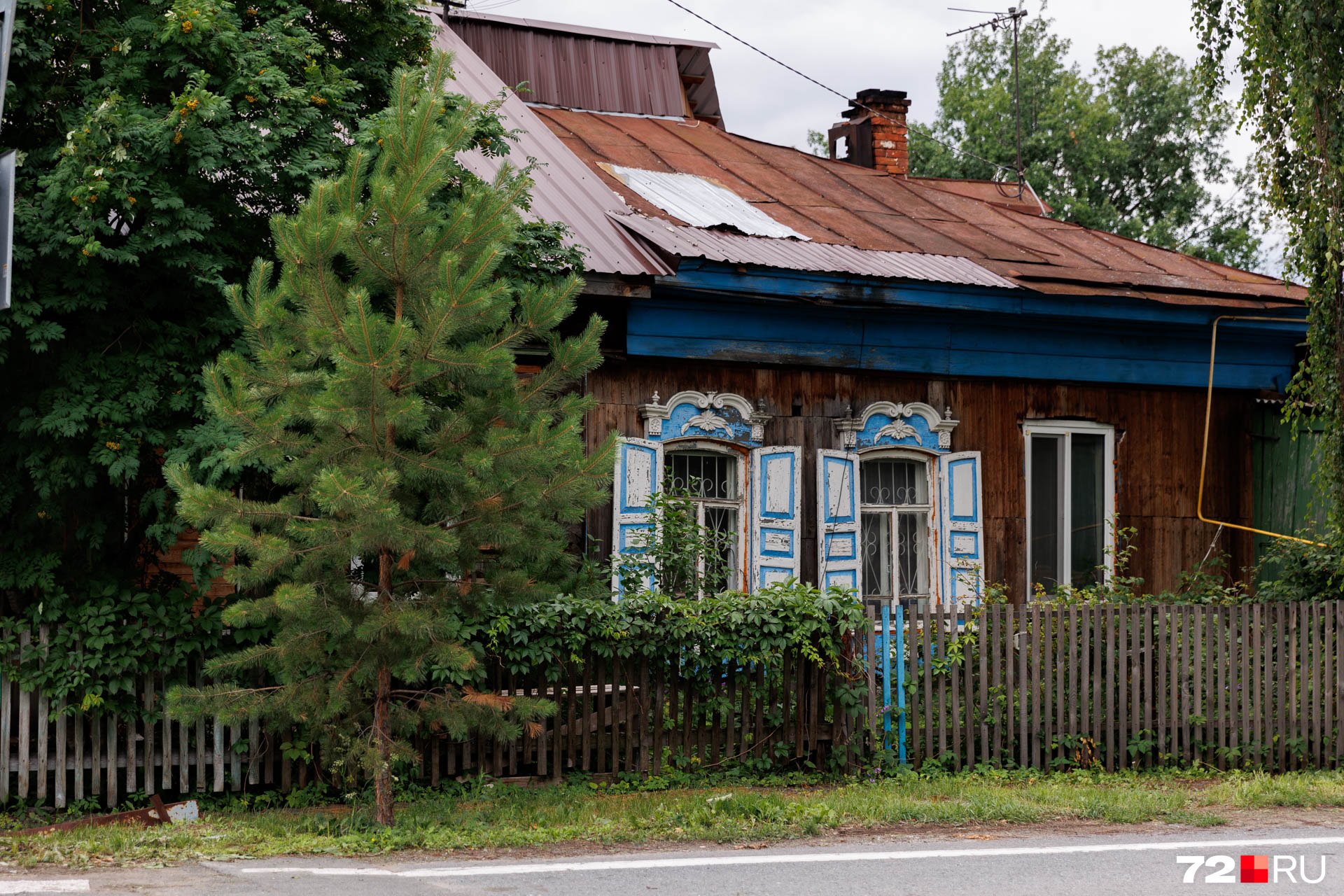 В городище можно встретить много старых деревянных домов В городище можно встретить много старых деревянных домов